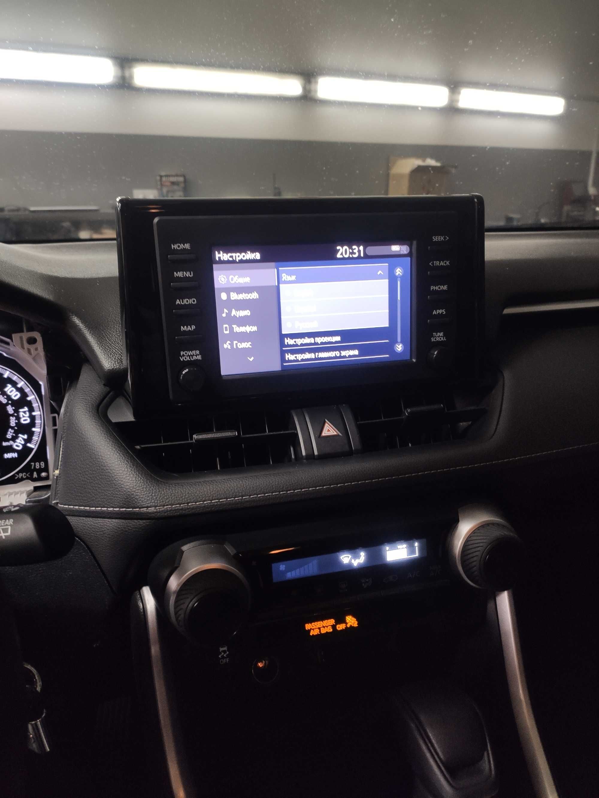 Зміна мови, українізація, русифікація Toyota та Lexus