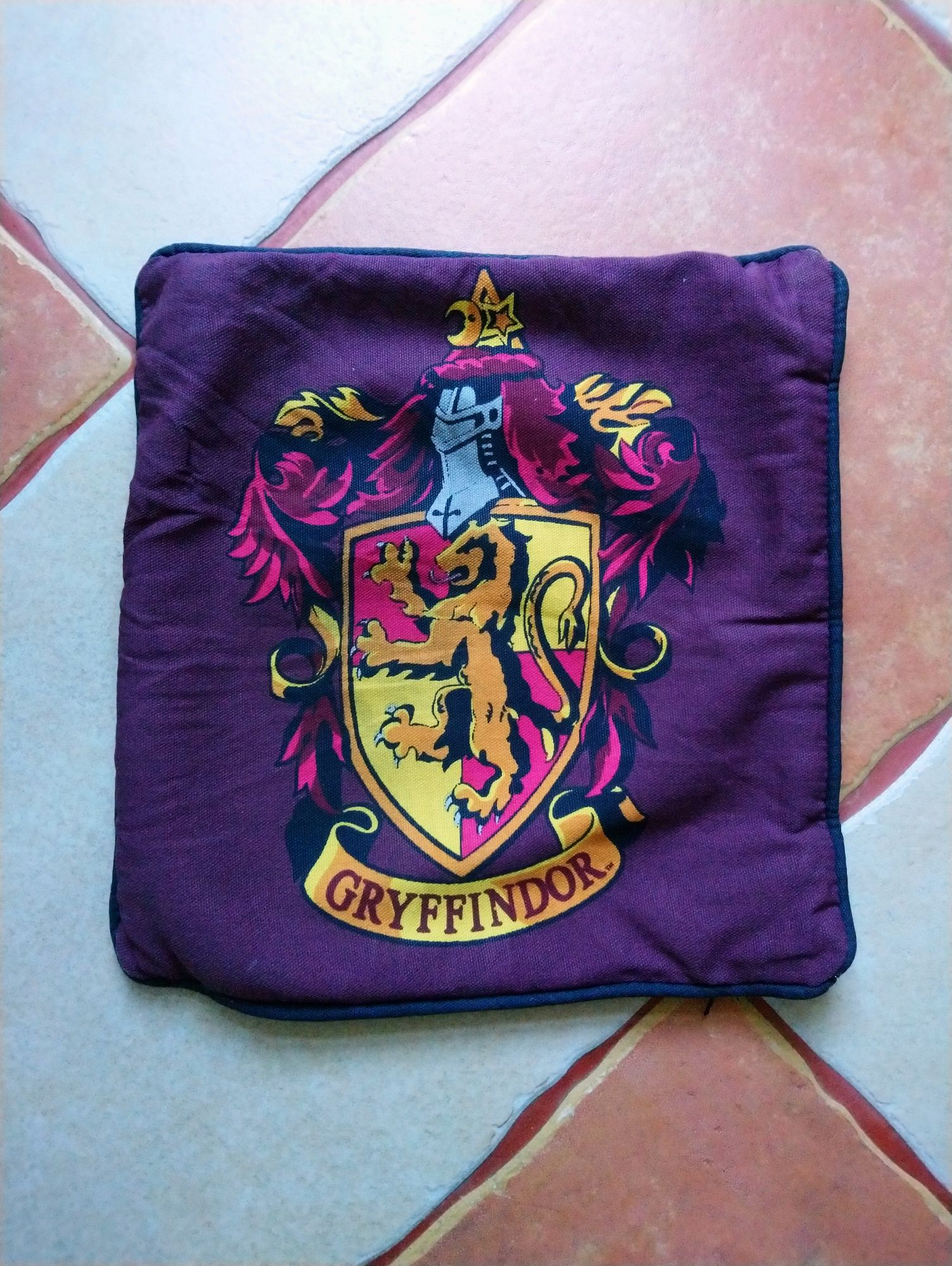 Подушка з наволочкою Harry Potter Griffindor 30×30 см