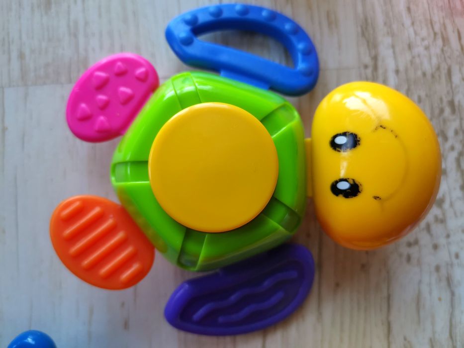 Zabawki niemowlęce zestaw : kostka, grzechotka, zawieszka, piłeczka