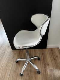 Krzesło kosmetyczne białe