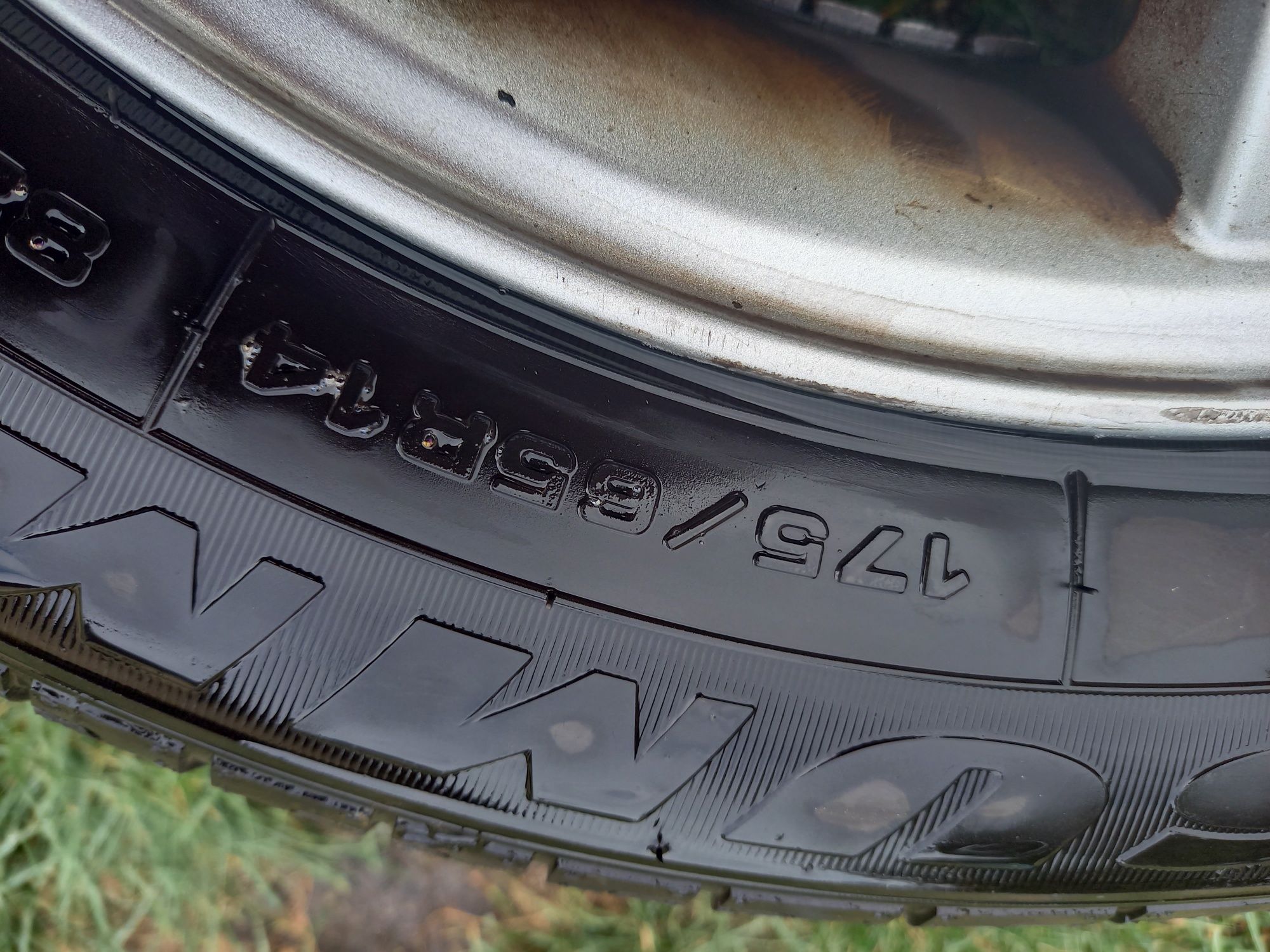 Felgi aluminiowe z oponami Toyota Yaris, 4 szt.