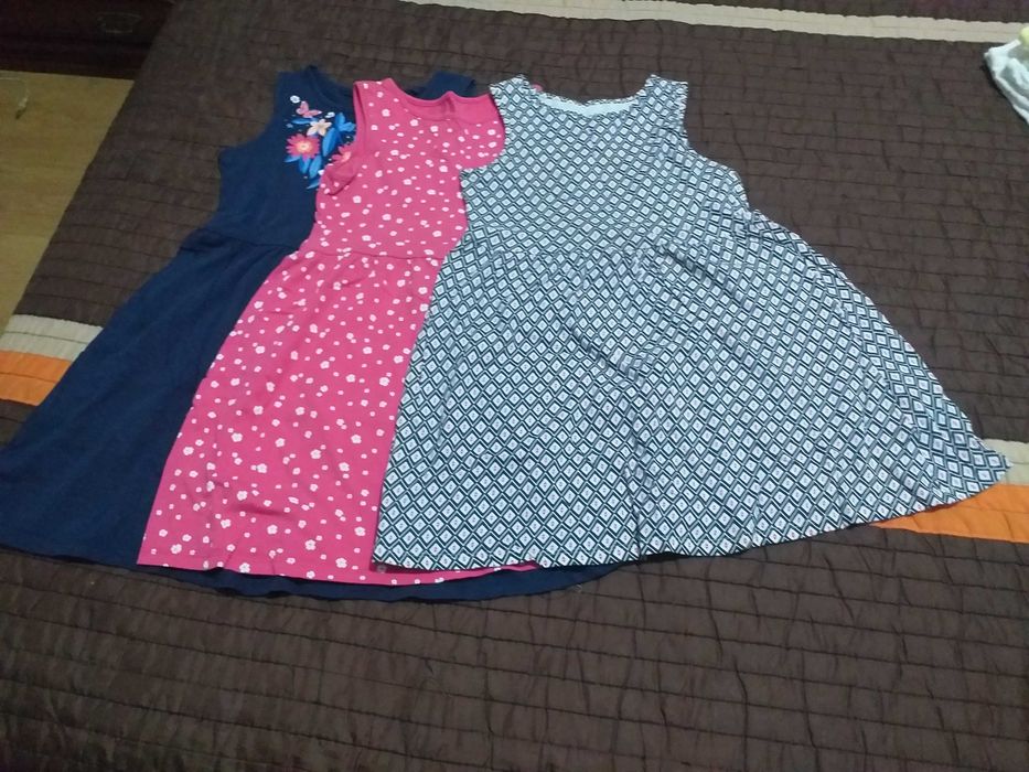 3 Vestidos Fresquinhos de verão da C & A, tamanho 128 cm 7-8 anos