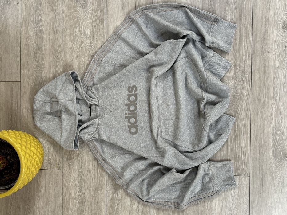 Szara bluza z kaptruem Adidas