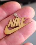 Pingente de logótipo Nike.