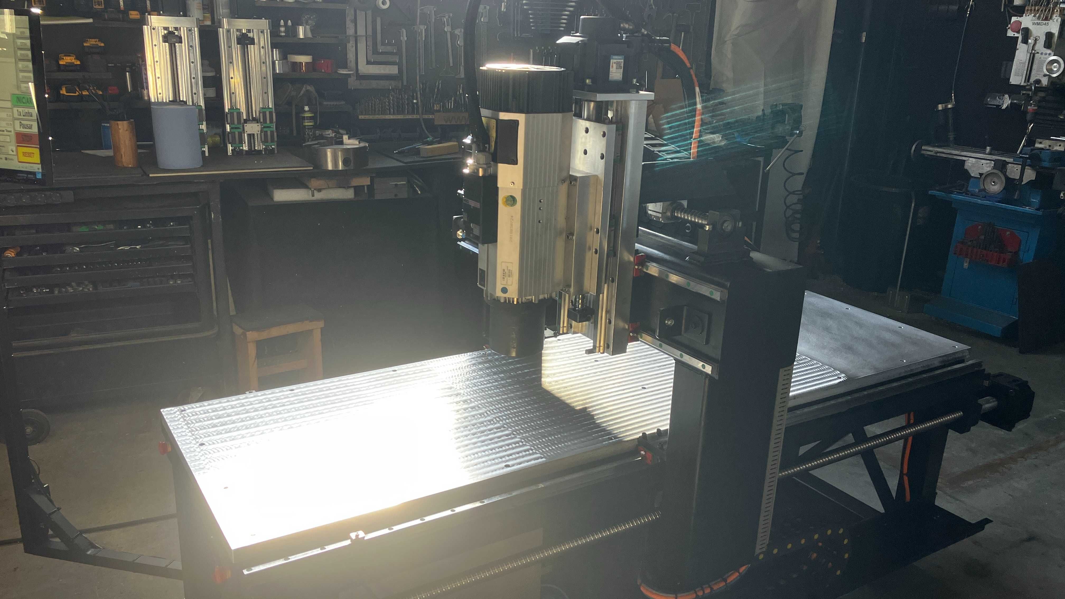 CNC 2000x600mm para Metais  –  troca auto de ferramentas