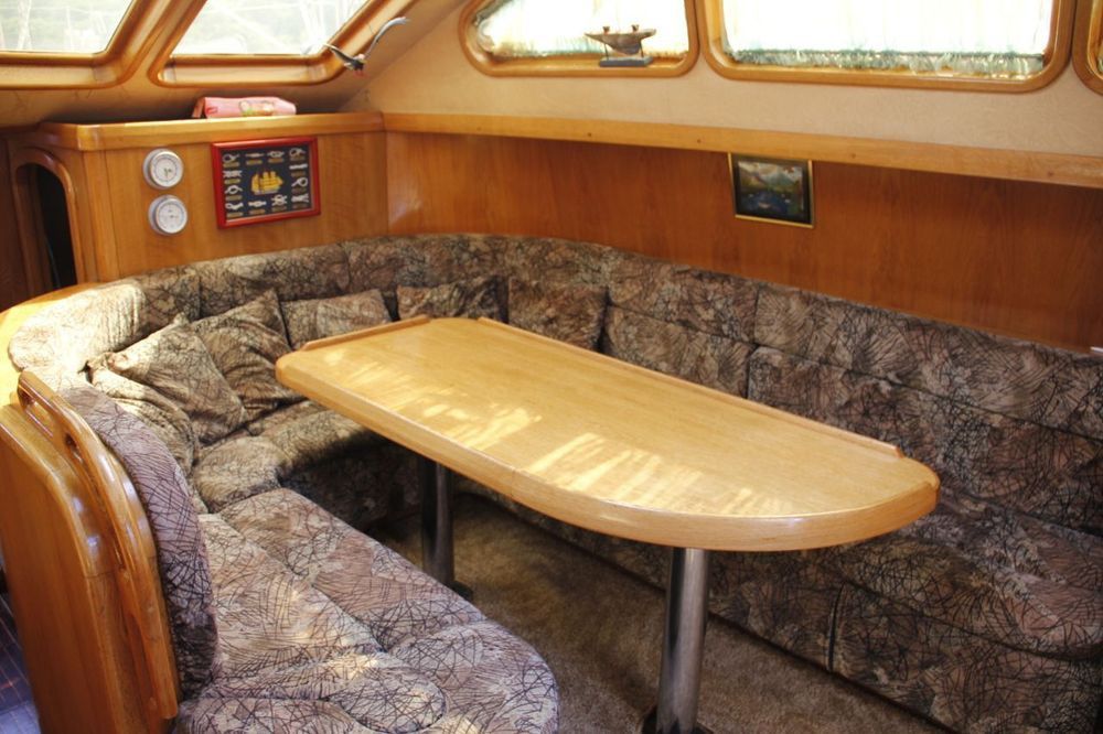 Яхта парусно-моторная