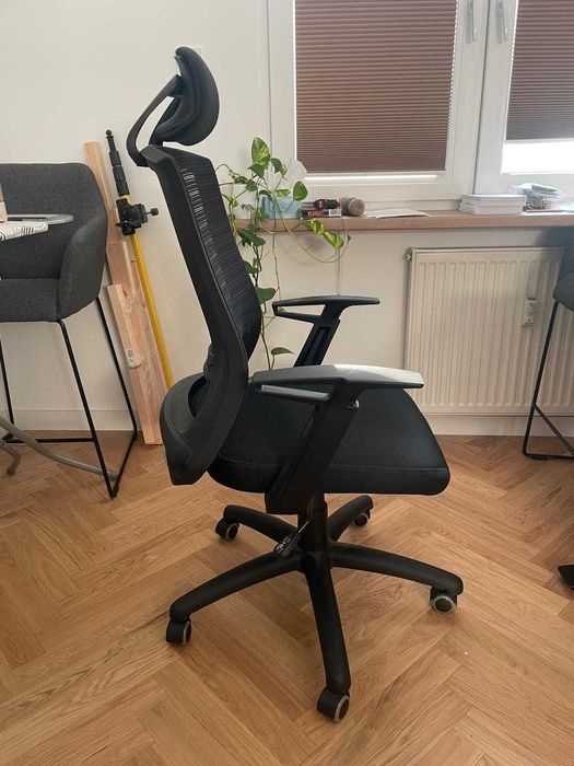 Fotel biurowy MITTO KB-8915A – wygodny, używany, kauczukowe kółka