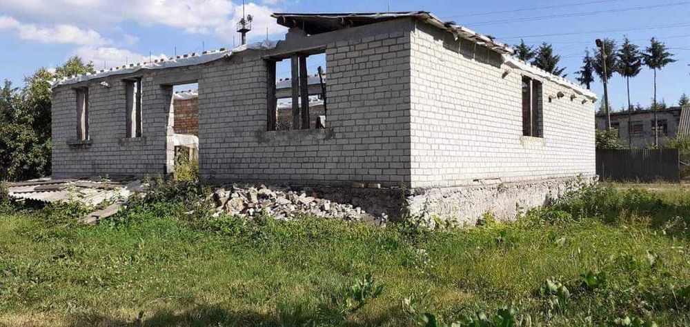 Времянка + незавершене будівництво.