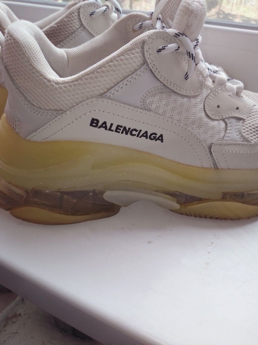 Фирменные кроссовки Balenciaga
