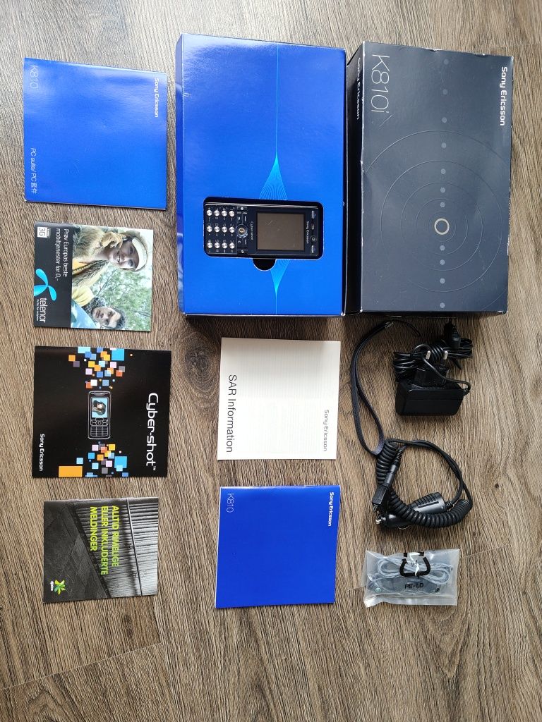 Sony Ericsson K810i + pudełko, ladowarka, słuchawki, smycz, dokumenty