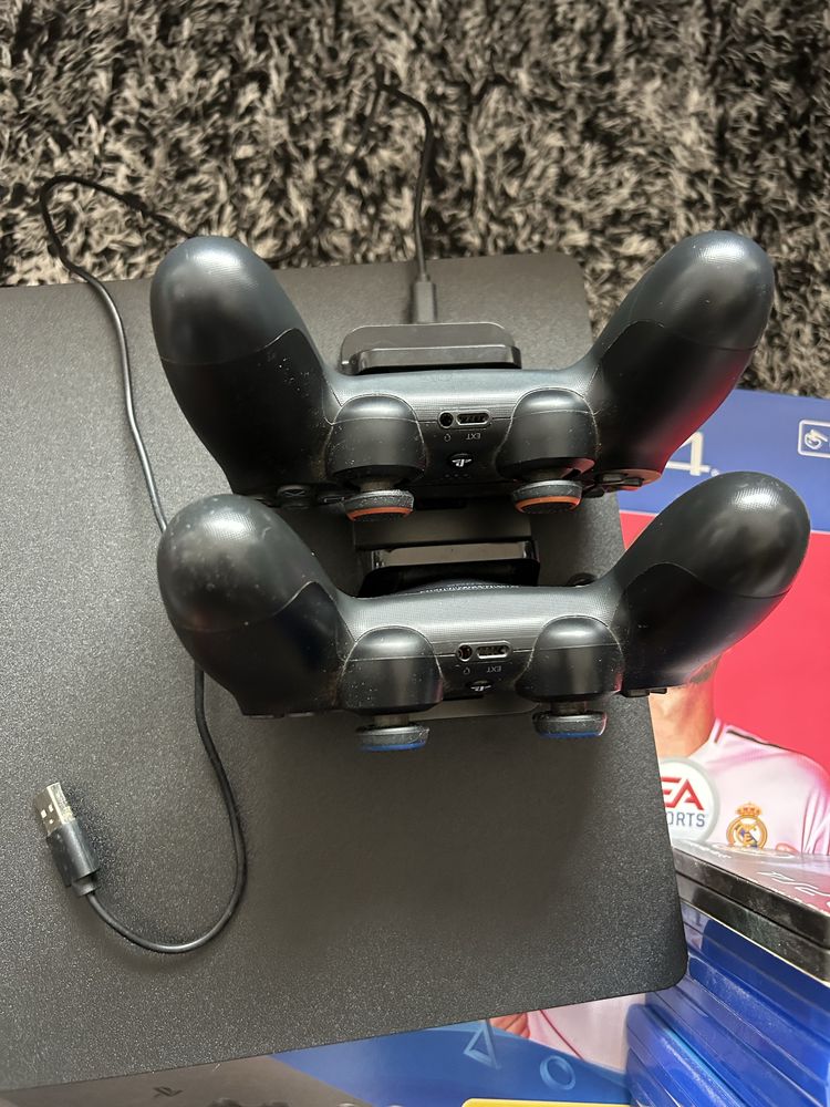 Vendo PS4 Slim 1 TB c/ suporte carregamento comandos
