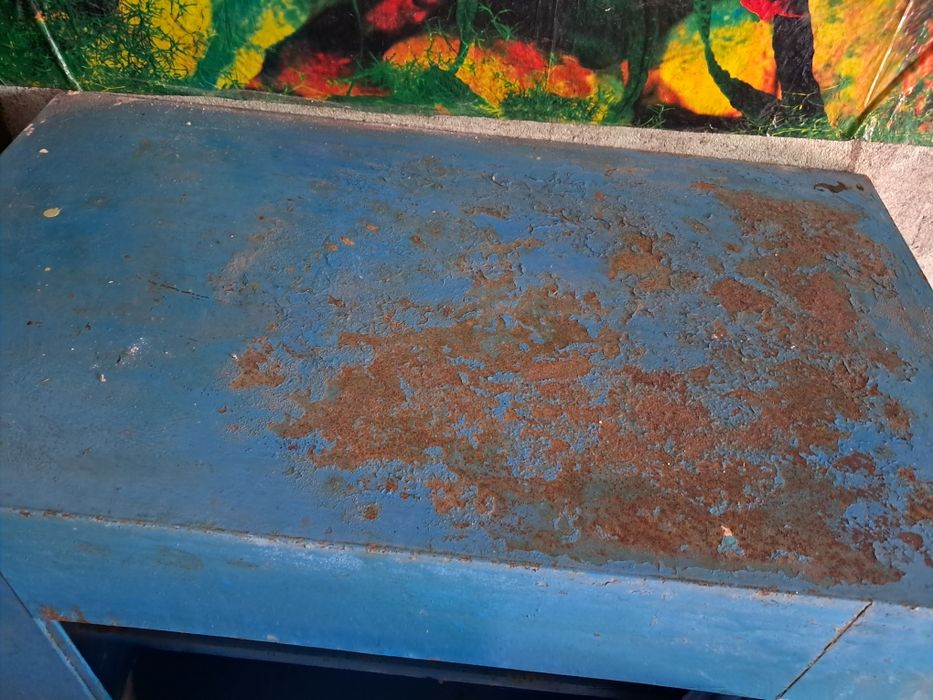 Сейф металлический.