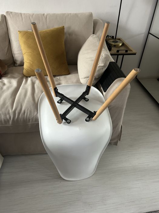 Krzeslo biale drewniane nogi