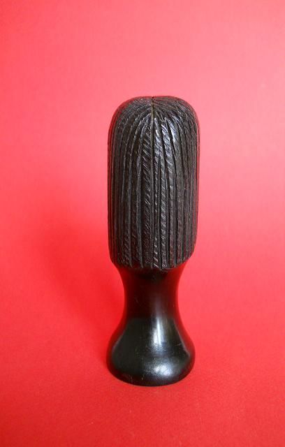 Бюст головы из черного дерева