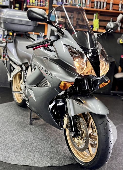 Honda VFR 800 cinz
