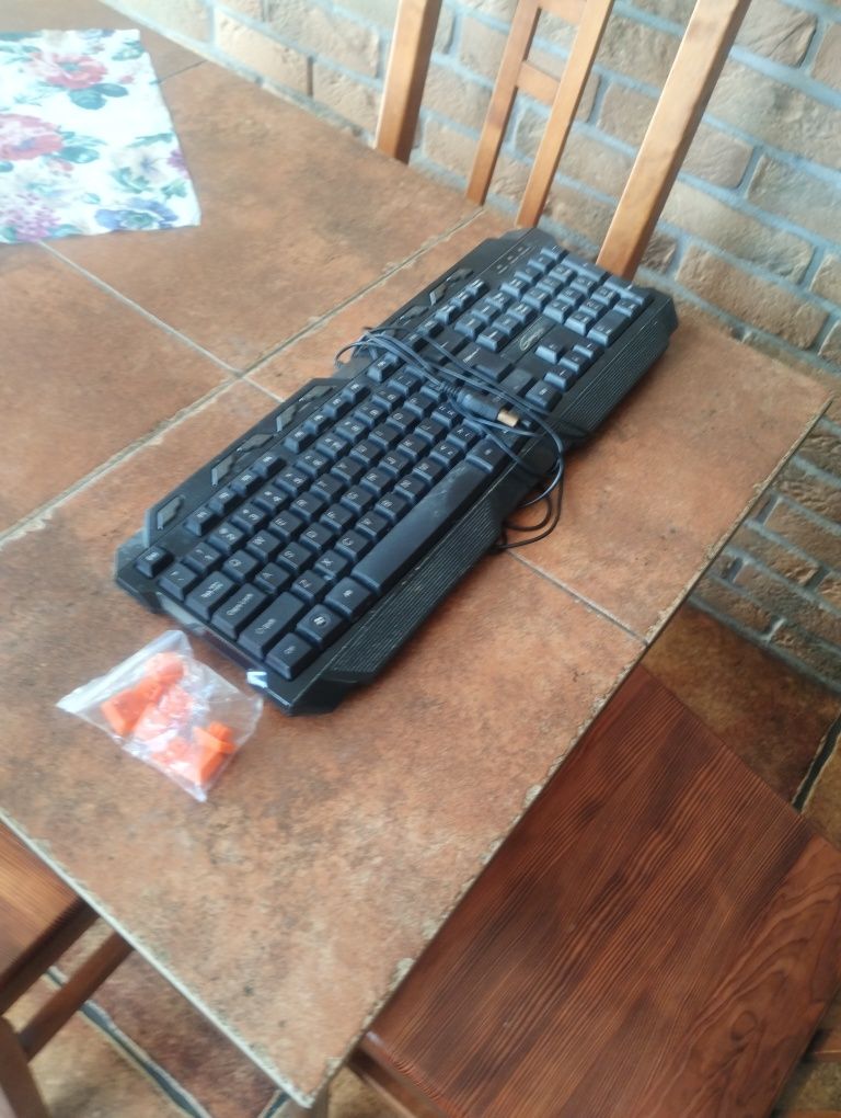 Klawiatura Genesis z kablem