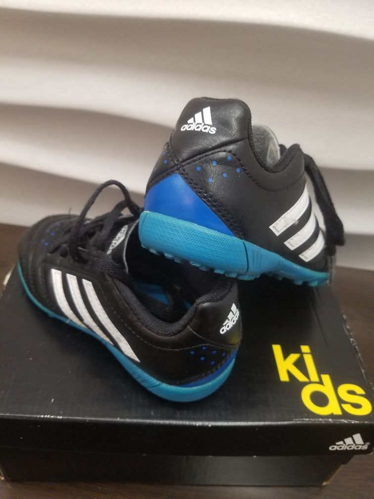 Korki, halowki, Żwirówki r. 28 Adidas