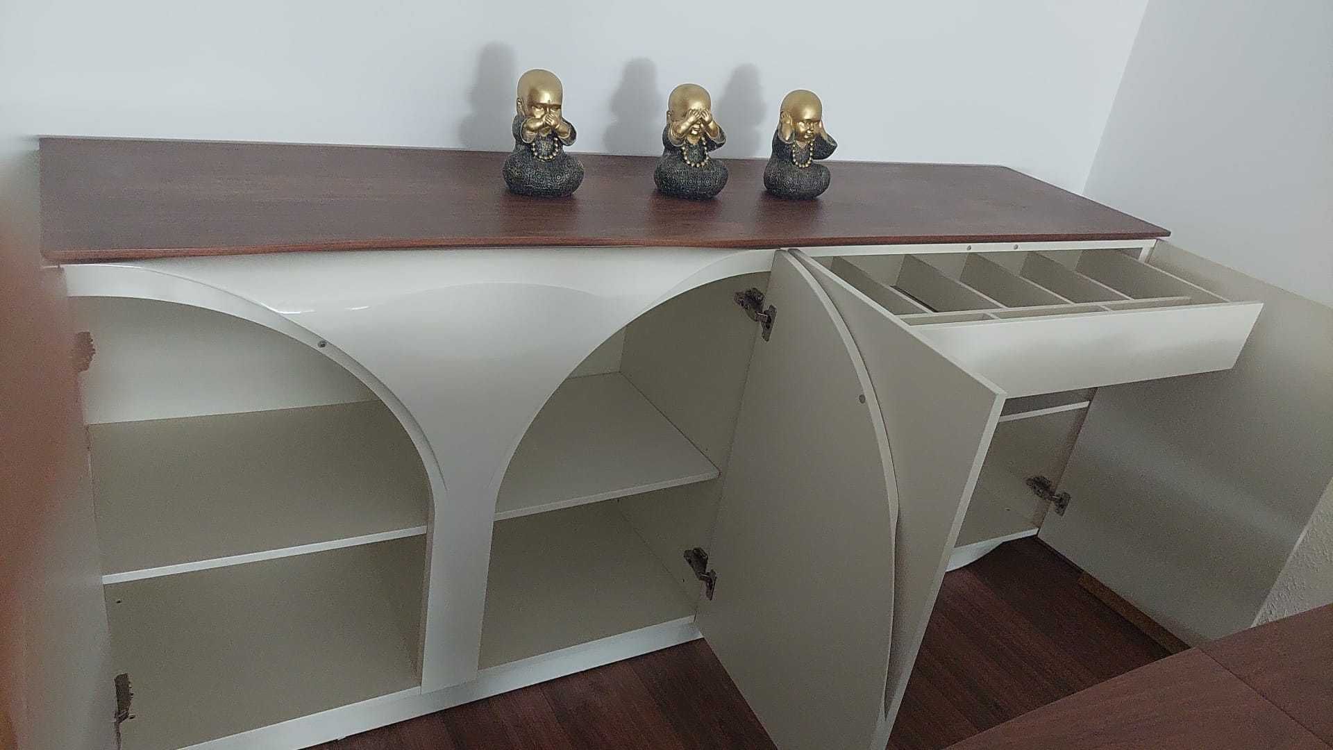 Conjunto de sala de jantar madeira e lacado beje