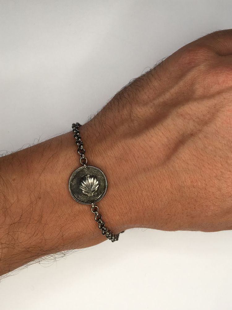 Pulseira com concha de Santiago em prata oxidada