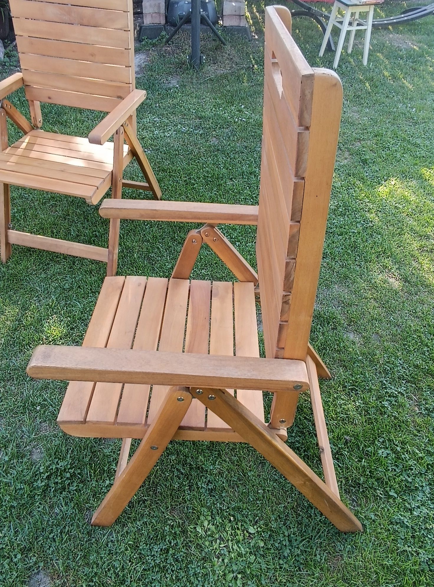 Dwa drewniane krzesła ogrodowe