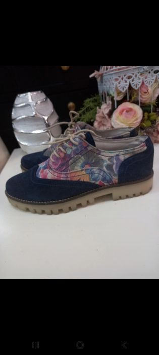 Sapatos de cordões  em camurça da marca Laif