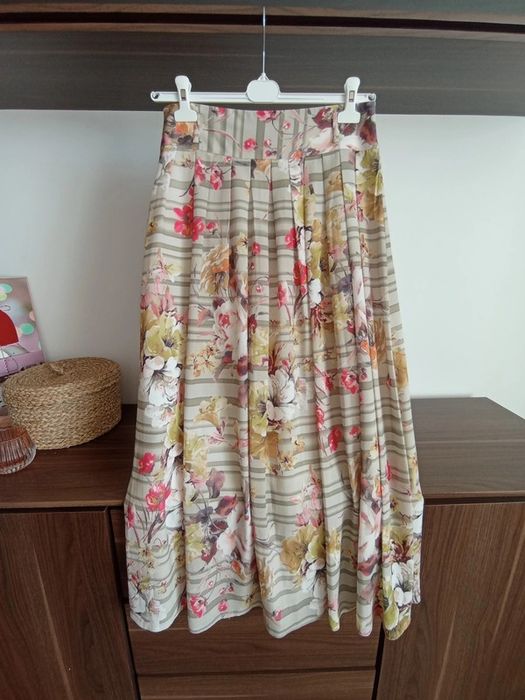 Piękna długa spódnica kolorowa maxi