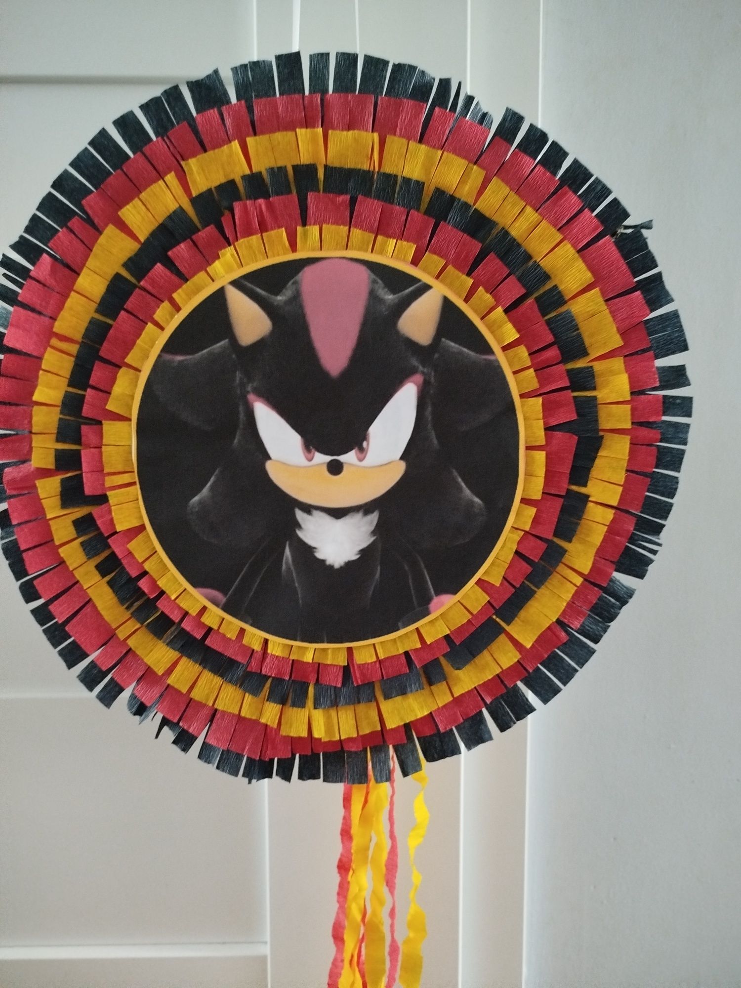 Piniata Sonic czarno czerwono żółta z tasiemkami