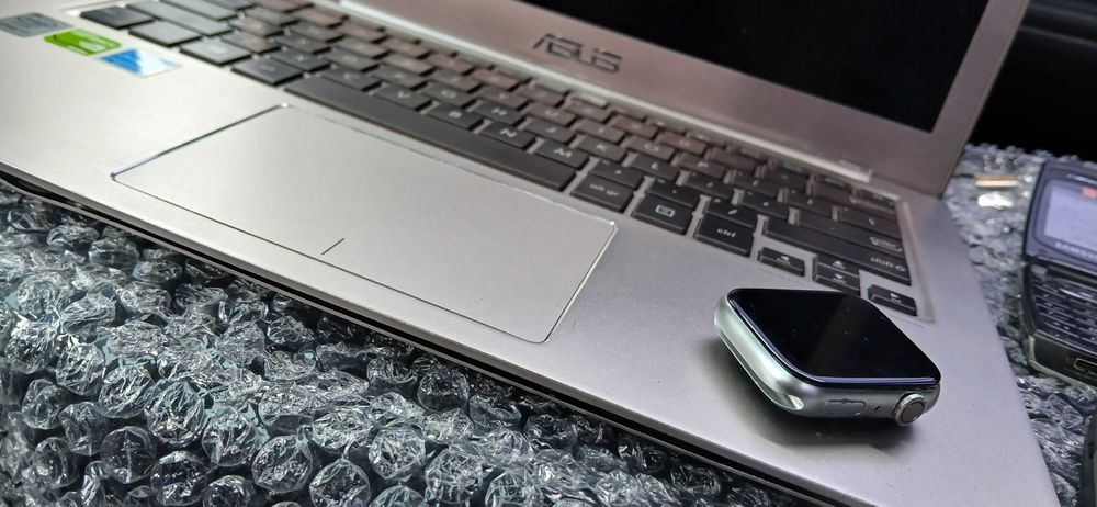 Sprzedam zestaw starych telefonów komórkowych, smartwatcha oraz laptop