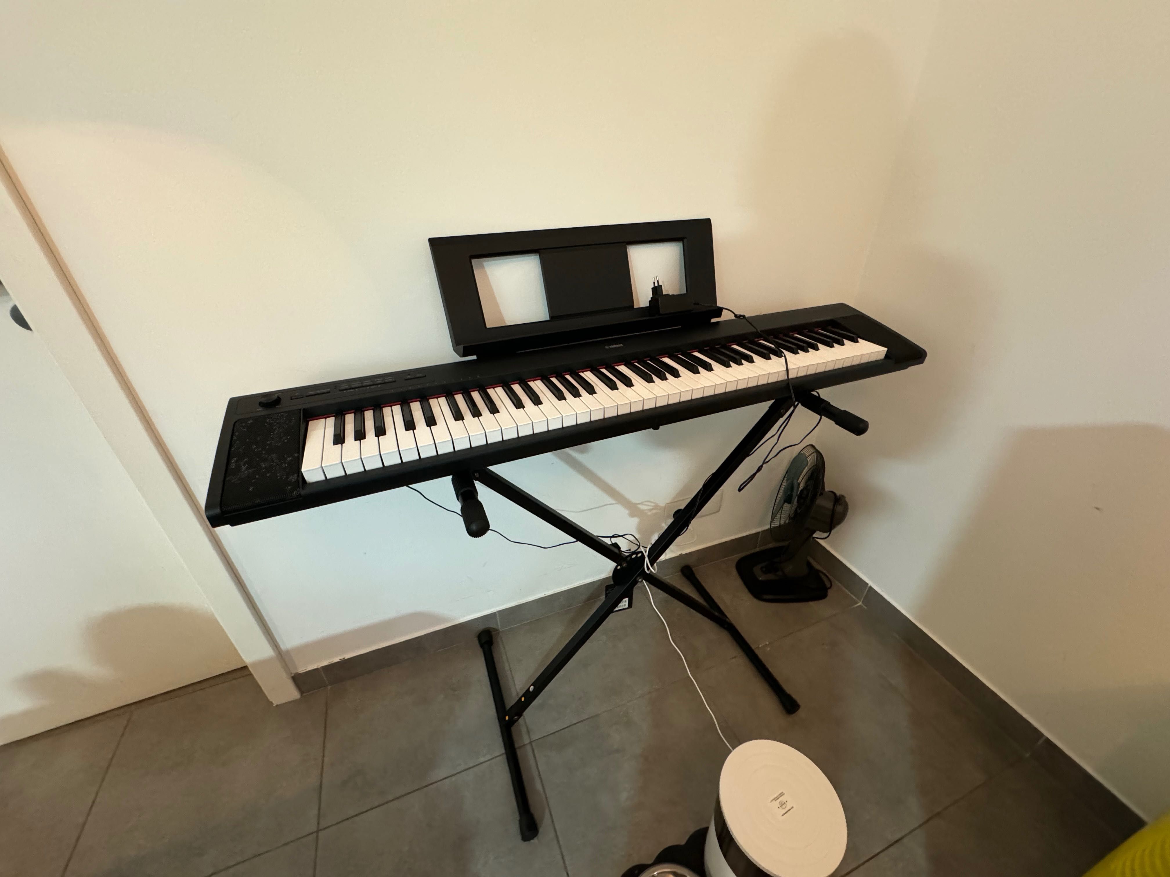 Piano Yamaha com suporte