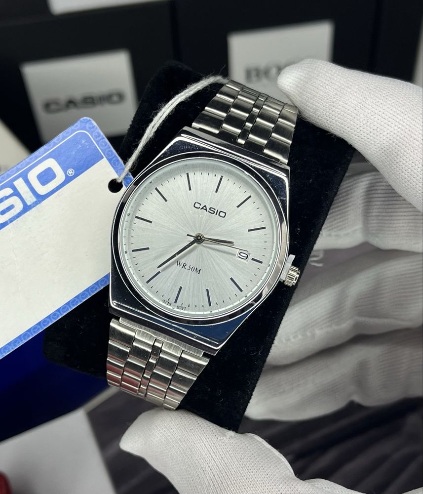 Casio B145 срібний з чорним циферблатом чоловічий наручний годинник