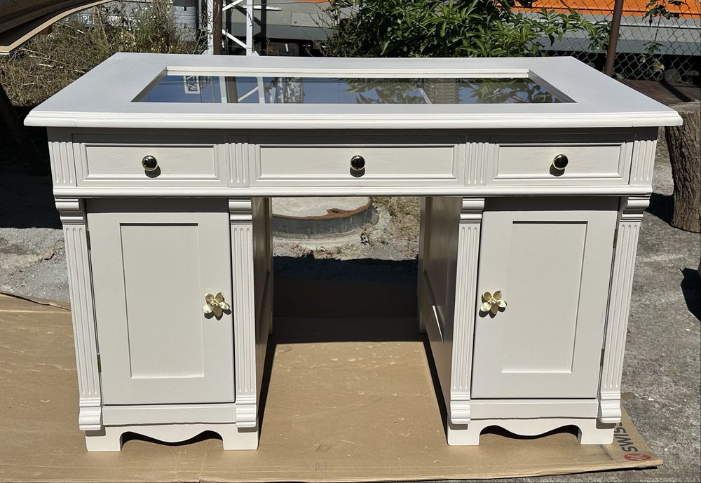 Stylowe biurko z litego drewna po renowacji, prl, antyk, szkło