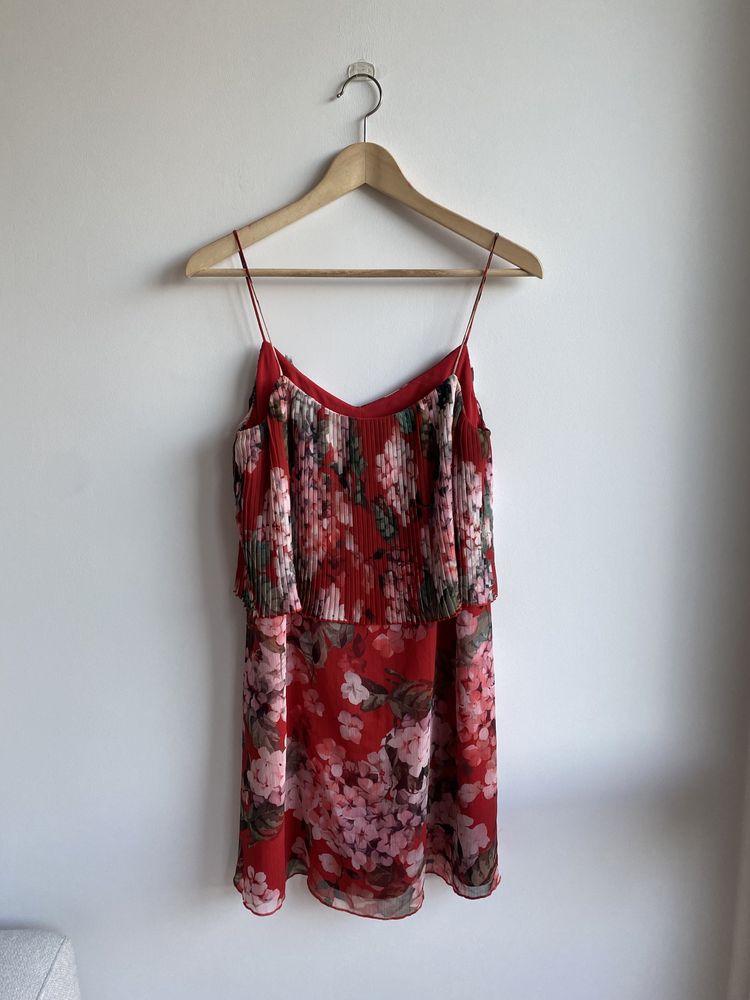 Mango czerwona sukienka na cienkich  S plisowana mini w kwiaty