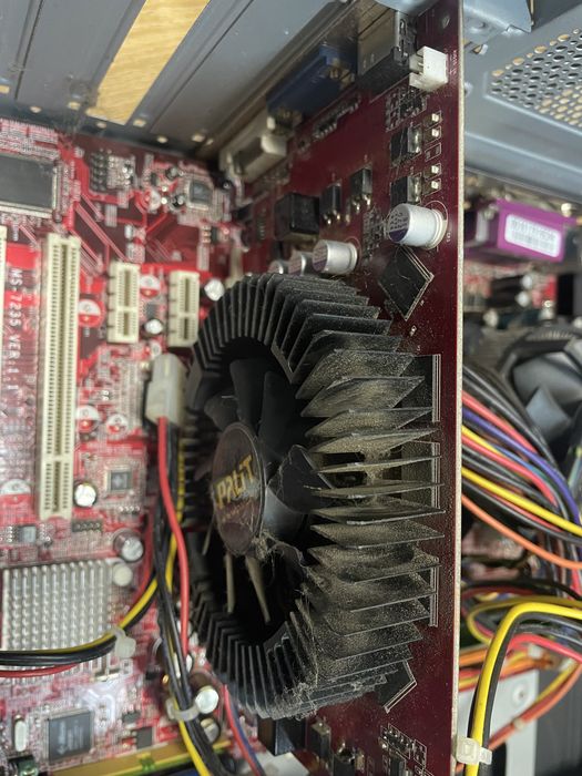 Компьютер и два монитора