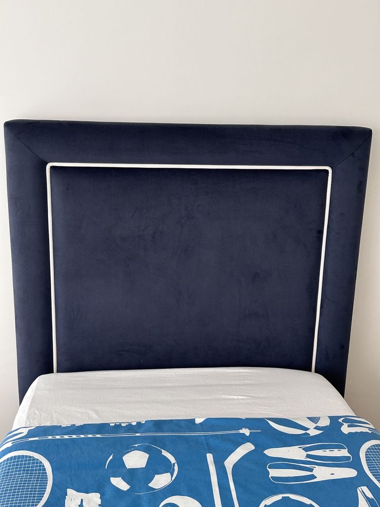 Cama solteiro oscilante em veludo azul