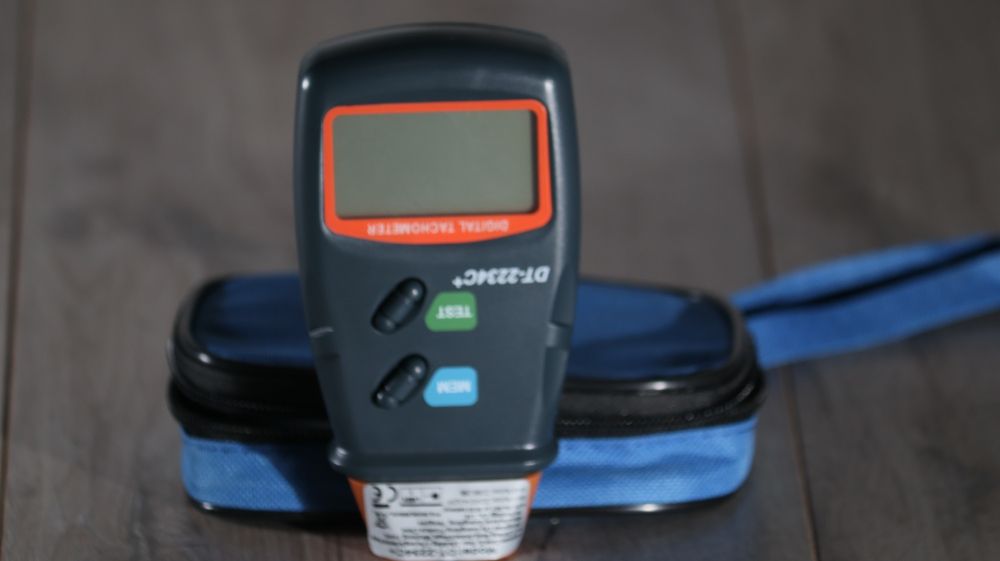 Цифровой лазерный бесконтактный тахометр модели DT-2234C+.