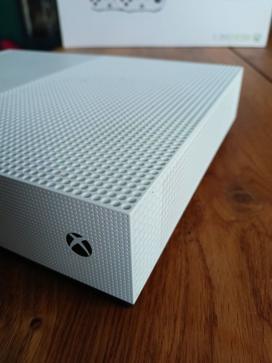 Konsola Xbox one s. Dwa pady , gry,  stan bardzo dobry