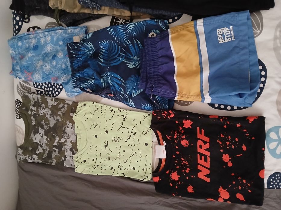 16 pecas de roupa T-shirt e calcoes 8/9 anos