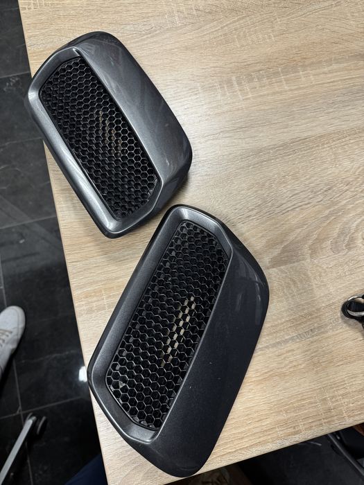 Ford mustang wloty na maske