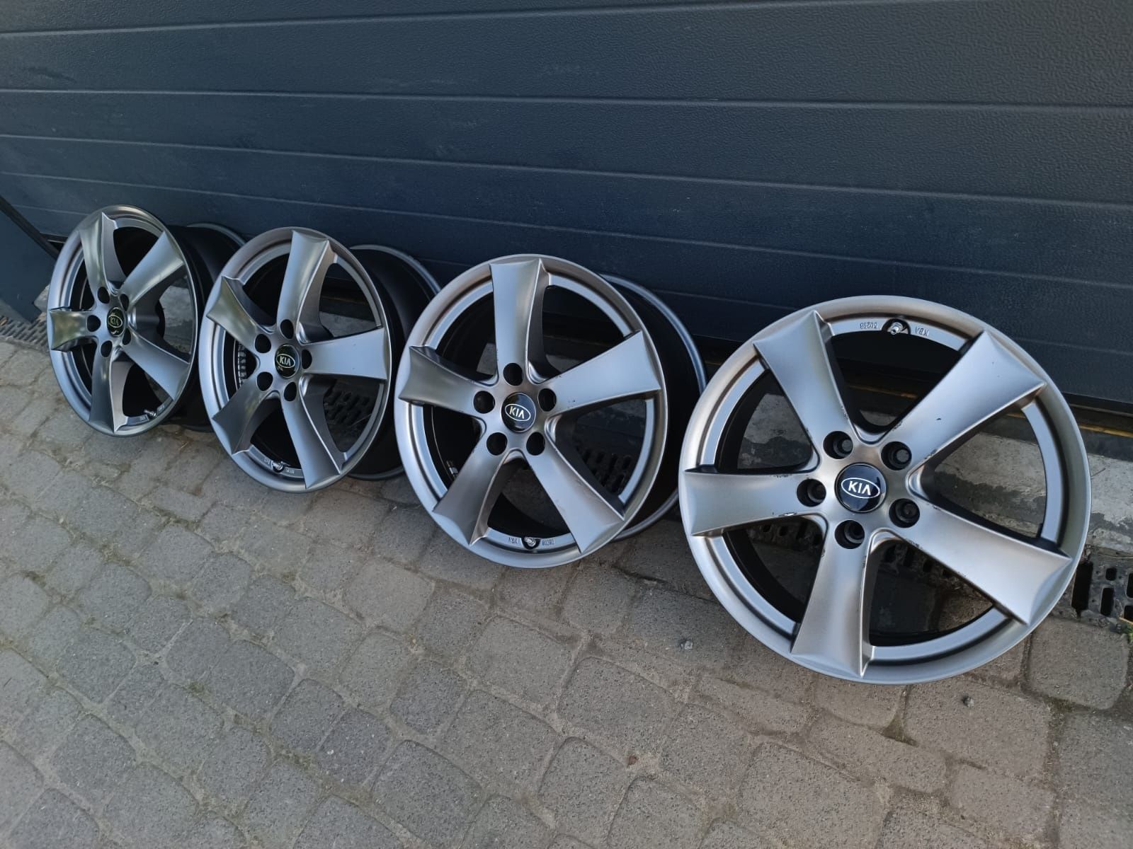 Felgi aluminiowe 5x114,3 KIA R17 J7 ET48