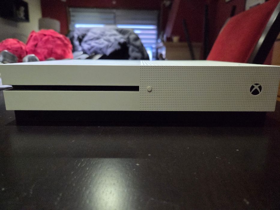 XBOX One S 1TB + 2 Comandos + Shadow of War