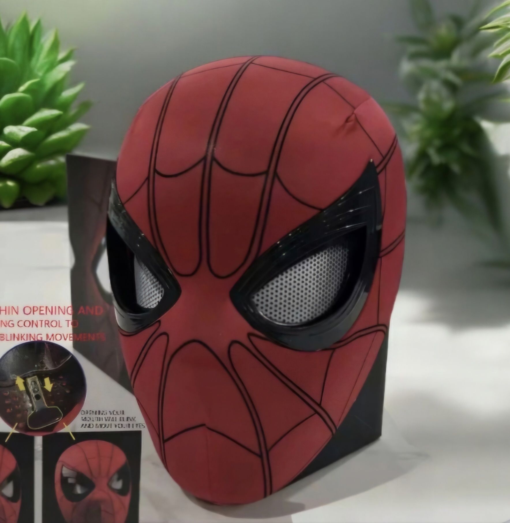 Czerwona maska spiderman posiada ruchome. Oczy