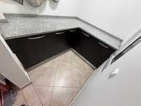 Armários de cozinha e 2 pedras de granito