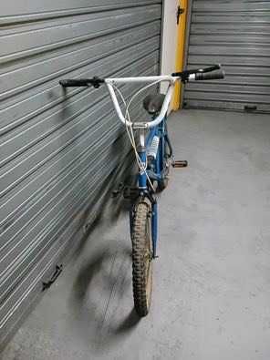 Bicicleta azul de criança