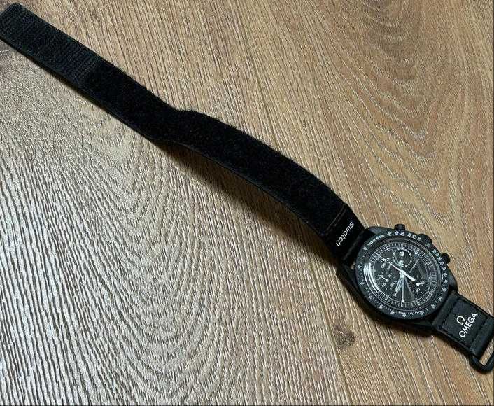 Ekskluzywny SO33B700 Omega x Swatch Snoopy：Czarna Faza Księżyca