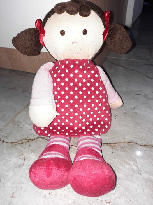 Lalka w czerwonej sukience z białymi kropeczkami