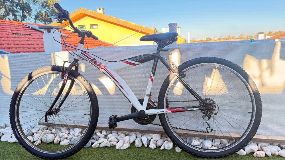 Bicicleta funcional mas com marcas de uso