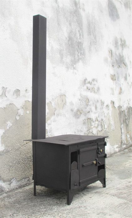 Antigo fogão pequeno em ferro