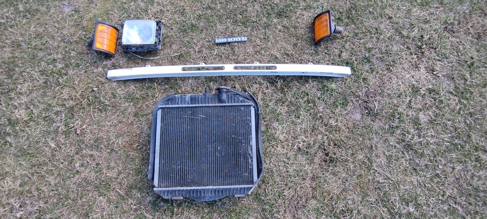 Kierunkowskaz Mercedes MB 100 chłodnica lampa prawa emblemat znaczek