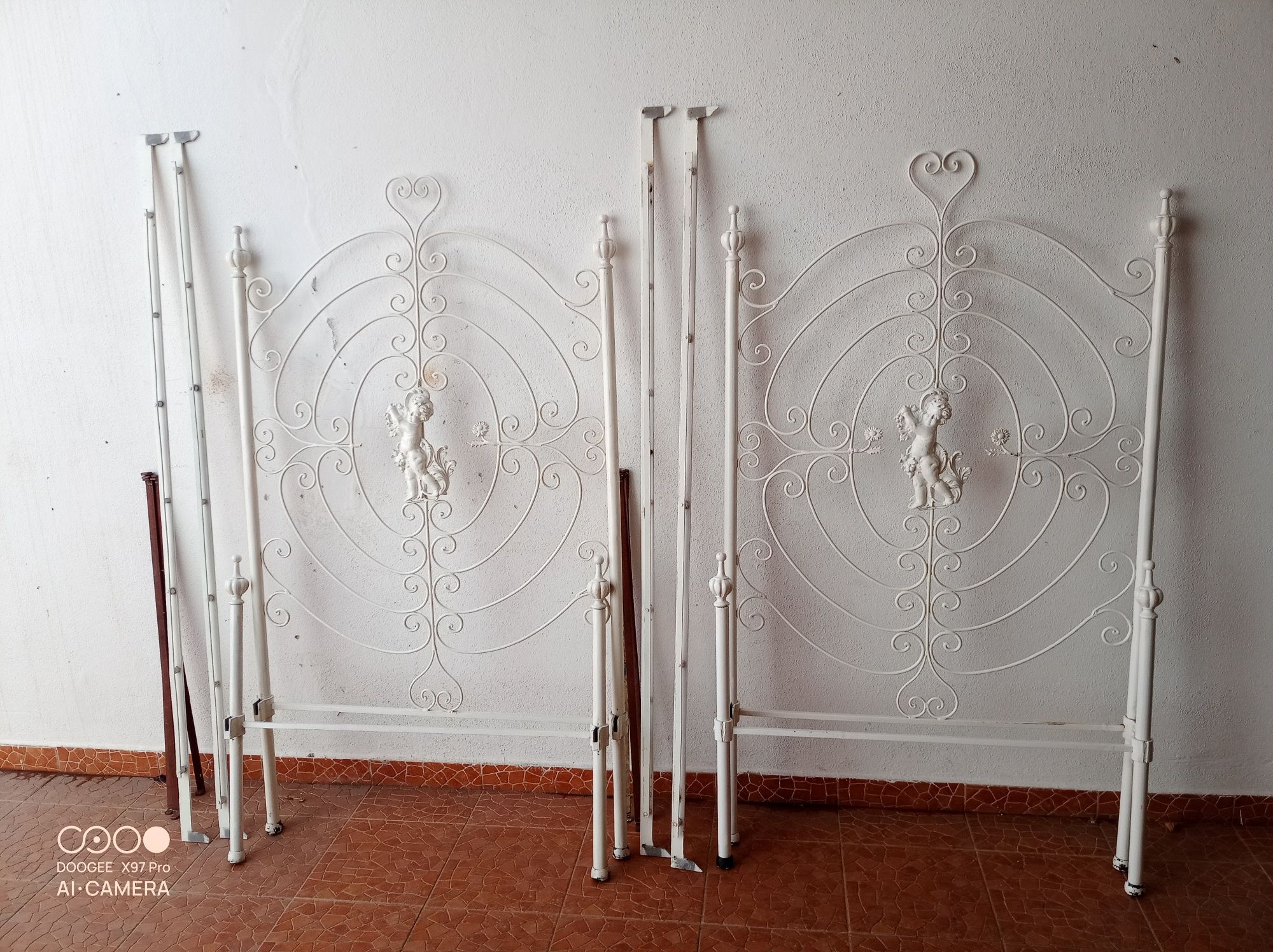 Conjunto de camas de ferro antigas