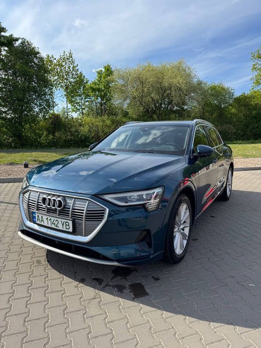 Авто Audi E-tron 55